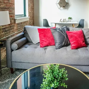 https://perfect-location-2br-suite-minutes-to-the-arch.saint-louishotels.com