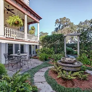 https://historic-award-winning-mansion-by-hgtv-designer.top-hotels-in-savannah.com